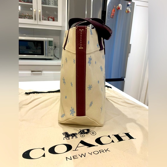 SOLD 🔥 New with Tags Coach x Peanuts Snoppy Tote Purse 🔥 - Picture 10 of 12